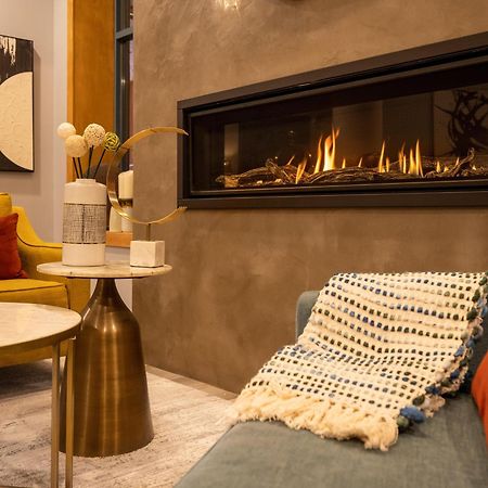 Alpenglow Lodge Queen Boho Studio By Mva Уистлер Экстерьер фото